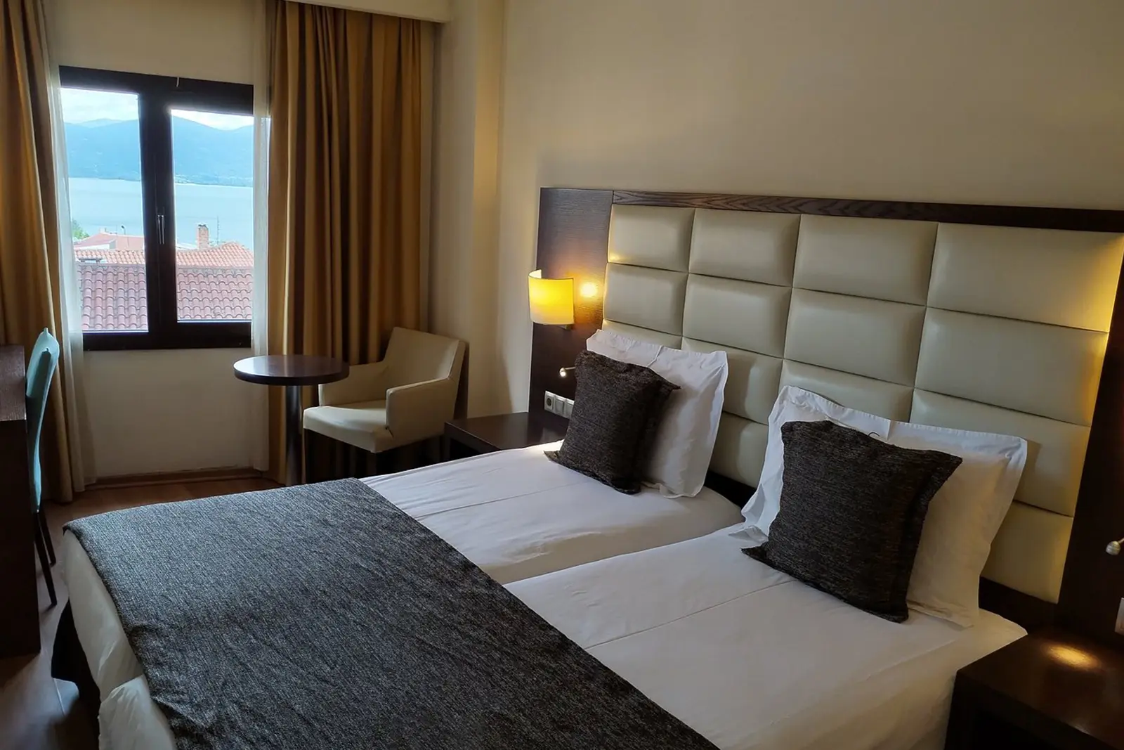europa-hotel-double-bed-testimonials-banner
