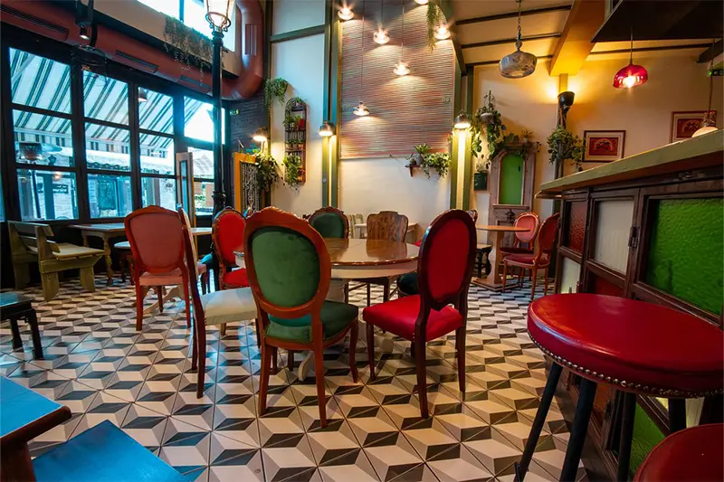 photo-of-a-restaurant-with-tables-in-kastoria